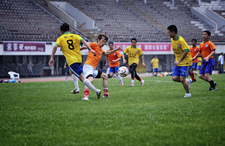 广州恒大与巴塞罗那在广州天河体育场进行了一场备受瞩目的友谊赛