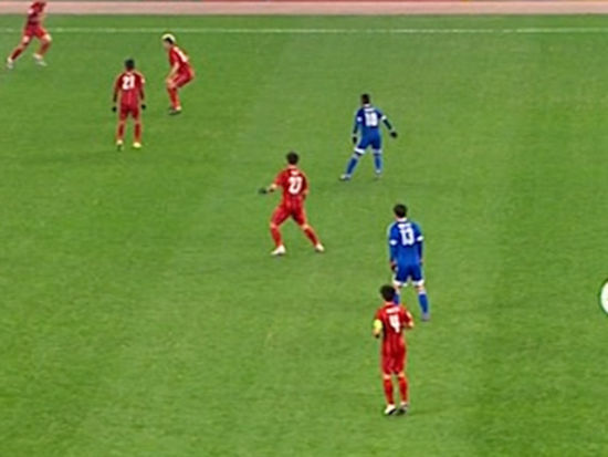 席尔瓦点球点右侧接球晃开刘伟的防守后左脚大力低射